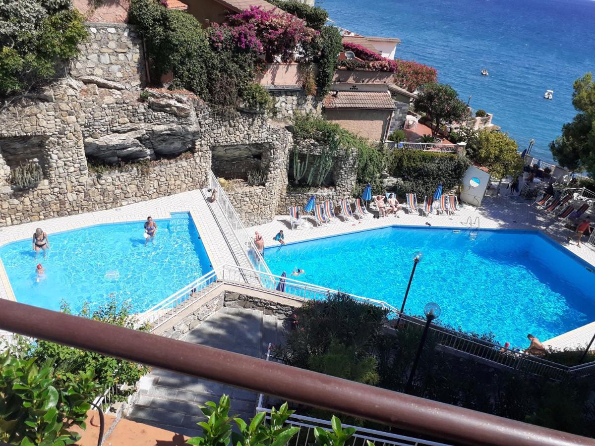 CONCA VERDE BEACHFRONT LITTLE VILLA c21- jacuzzi pool Marina dʼMarina dʼAndora Exterior foto